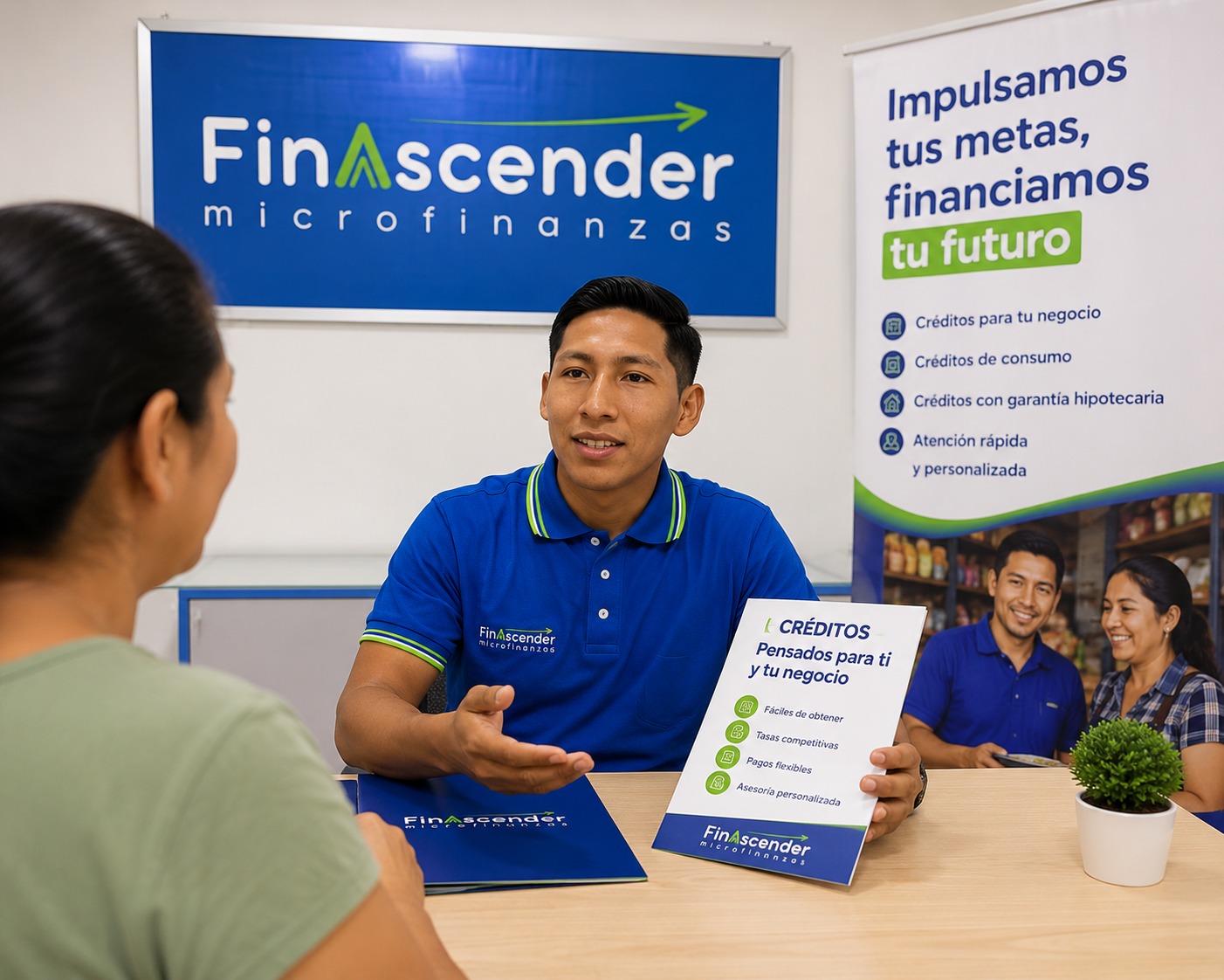 Asesor de FINASCENDER explicando cómo organizar las finanzas de un negocio