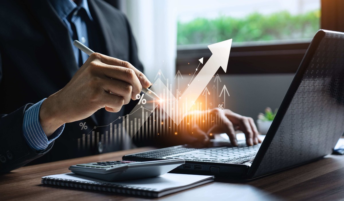 Emprendedor organizando las finanzas de su negocio