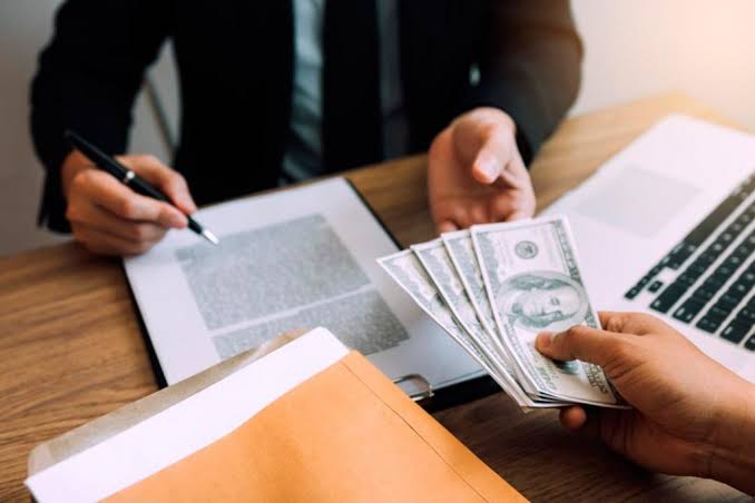 Emprendedor revisando los gastos de su negocio