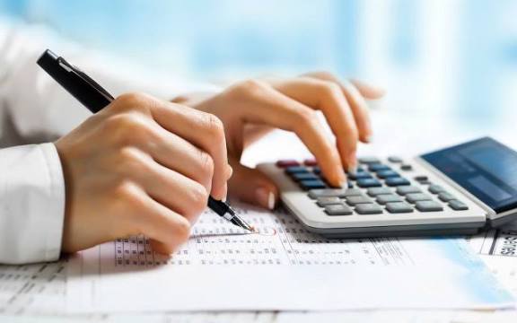Persona registrando los ingresos y gastos diarios de su negocio