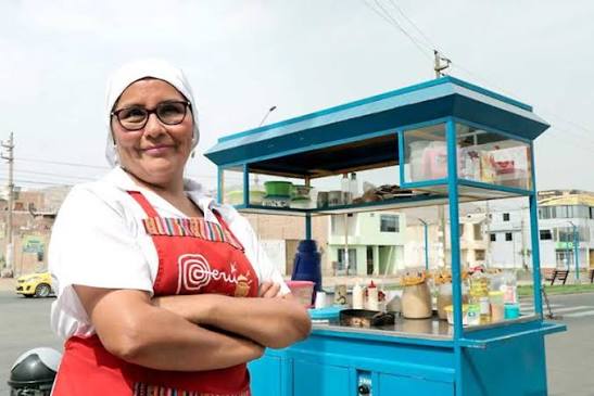 Persona emprendedora atendiendo su negocio